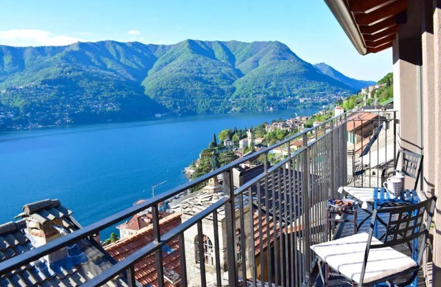Romantic stone house with wide view of Lake Como and Villa Oleandra