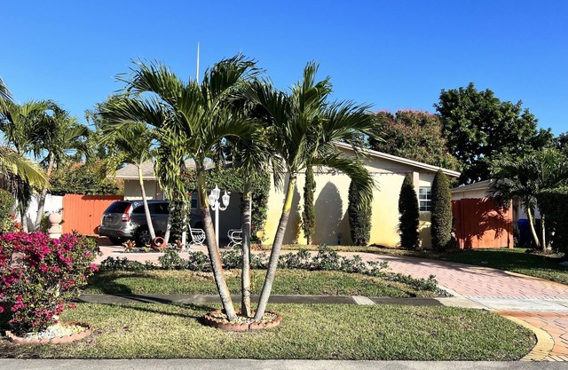 Romantic studio in North Lauderdale with your own kitchen, bathroom and bedroom.