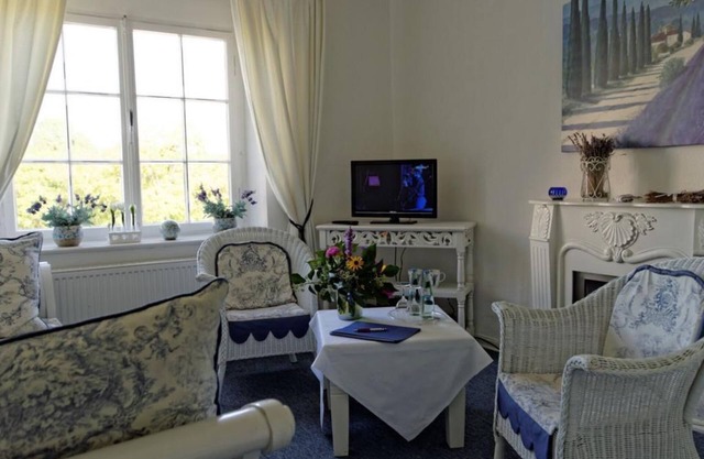 Romantic Suite - Burghaus and Villa Kronenburg