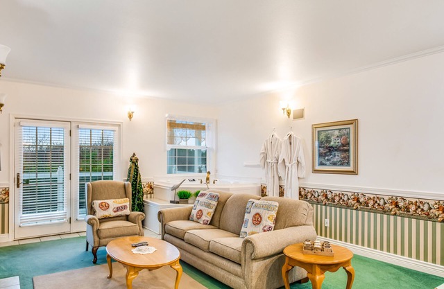 Romantic suite w/fireplace, jetted tub & full kitchen