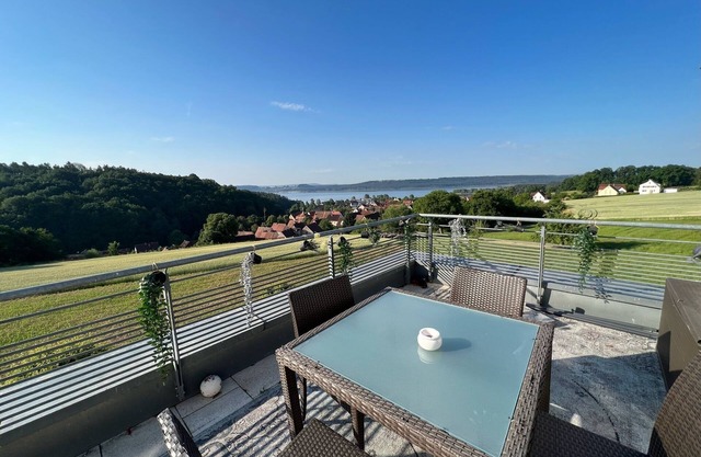 Romantic suite with whirlpool and lake view