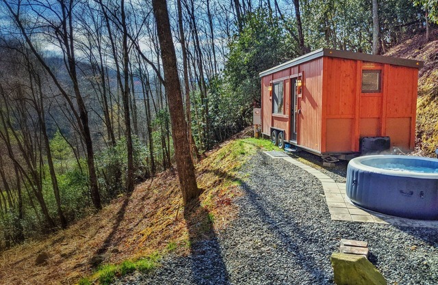 Romantic Tiny Home Cabin w/HotTub + Fire Pit, doorstep to adventures and romance