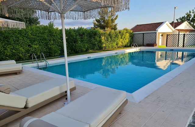 Romantic traditional Villa with huge garden, swimming pool, basketball court etc