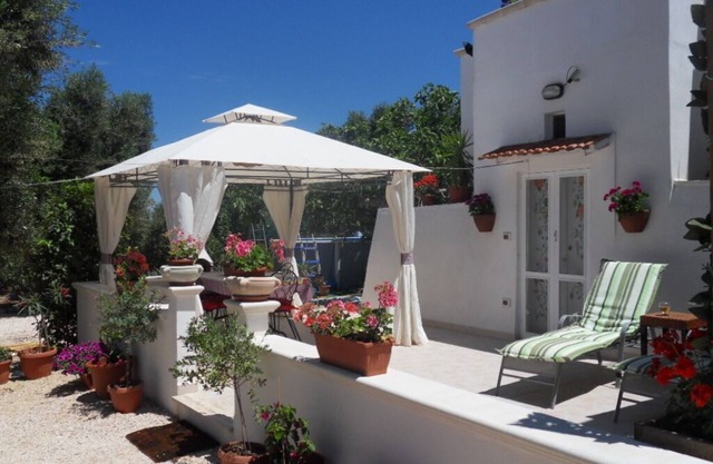 Romantic Trullo for 2/3 sea view pool Wifi, wonderful peaceful garden