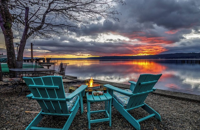 Romantic, Updated 1940's Cabin/Pet Friendly | Waterfront | Fire Pit | Kayaks