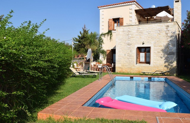 Romantic villa in Prines, pool, restaurants, beach, sea-sunset view.