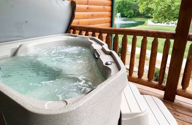Romantic Waterview Lodge Suite w/Hot Tub