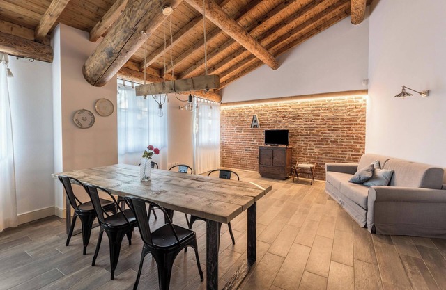 Romantically Furnished Holiday Apartment "Acero" with Wi-Fi, Shared Garden & Pool