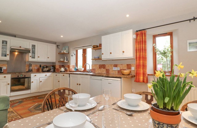 ROOFSTONES COTTAGE, pet friendly, with a garden in Hawes