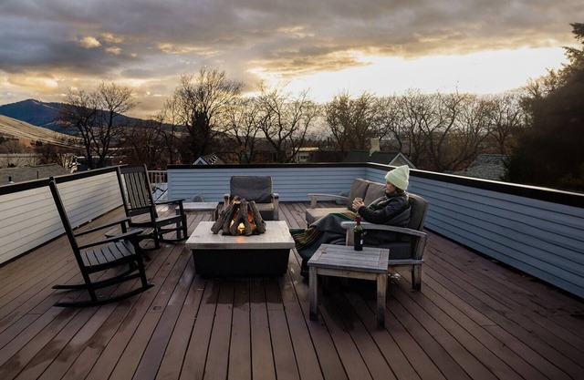Rooftop deck condo - hot tub/fire pit - walking distance to downtown!