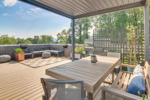 Rooftop Deck, Sweeping Views Chic Home in Brevard