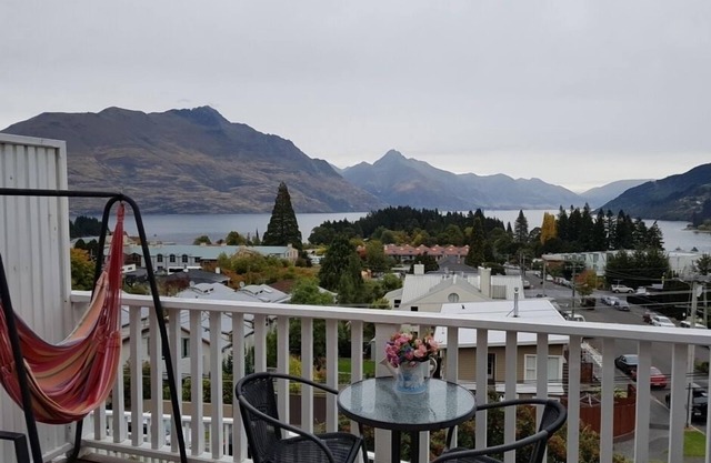 Rooftop garden, Lakeview, 5 mins walk to town