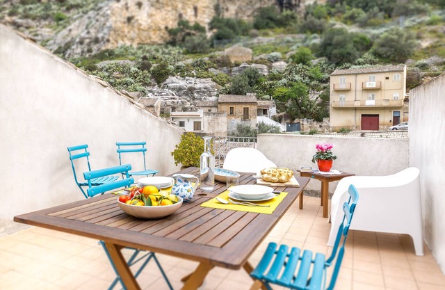 Rooftop house in the center, 2/4 guests, free illimited WIFI, free parking