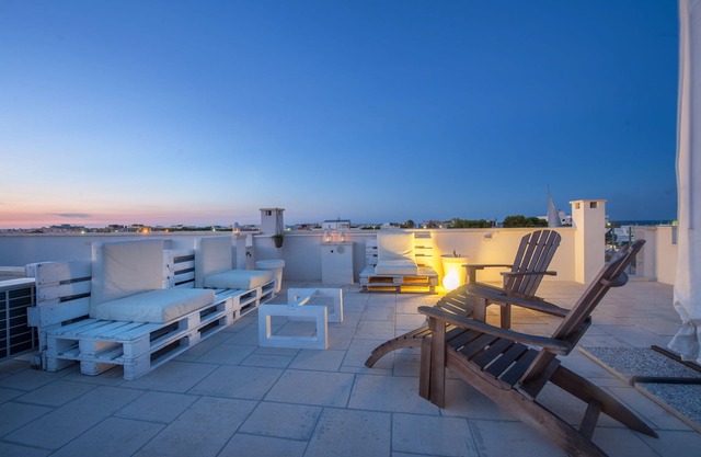 Rooftop House, villa for 4/5 people with attic, private parking space in Savelletri