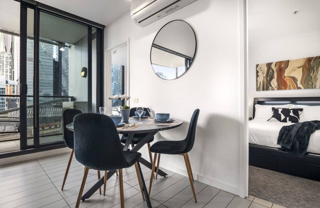 Rooftop Pool 2BR Apt at Marvel Stadium with Free Parking