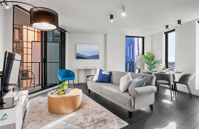 Rooftop Pool 2BR Apt at Marvel Stadium with Free Parking
