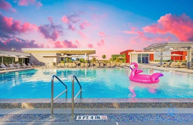 Rooftop Pool & Hot Tub+ Gym+ Near Beach