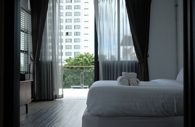 Rooftop Room with Bathtub and Fireplace