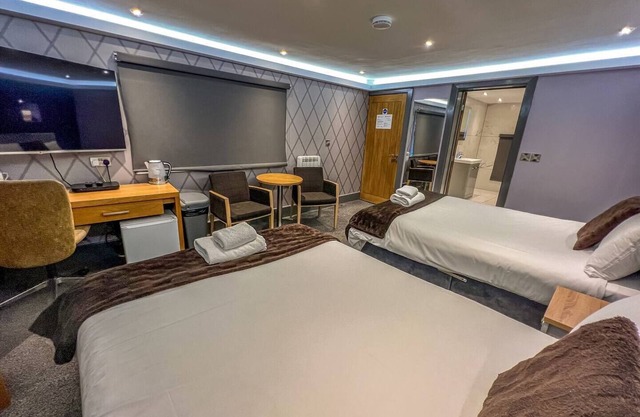 Room 1 Executive Quad Private Bathroom With Street View