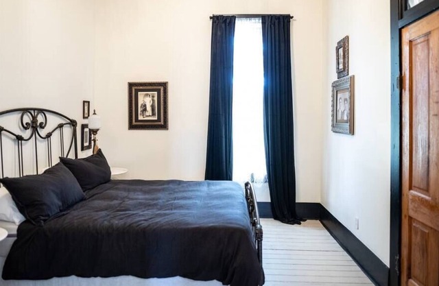 Room 11-Black & White Commitment Suite -B&L Inn