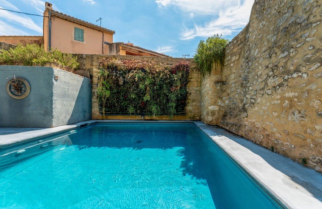 Room '14' with shared pool, Wi-Fi and air conditioning
