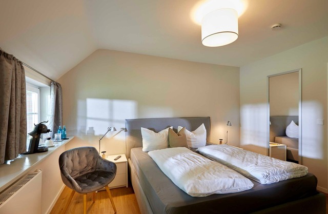 Room 2, 18sqm thatched roof room - edo holiday room