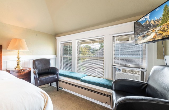 Room 308 - Unique Accommodations in Seattle's Capitol Hill