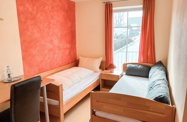 Room 7 - twin room with mountain view, shared terrace and Wi-Fi