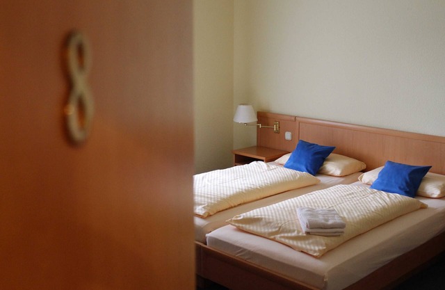 Room 8 Extra bed possible - restaurant and hotel From land to sea