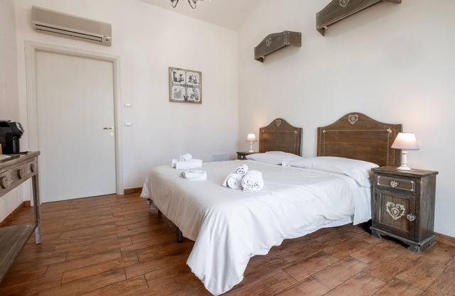 Room 'Alloro' with Shared Pool, Wi-Fi and Air Conditioning