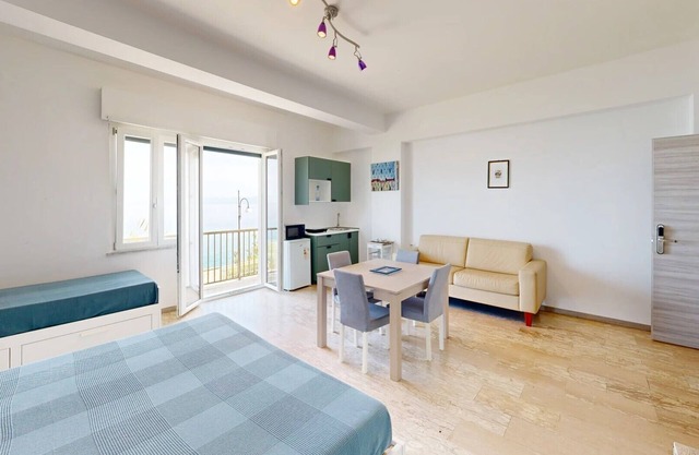 Room 'Camera Viola' with Balcony, Wi-Fi and Air Conditioning