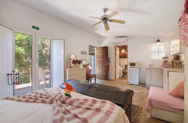 Room 'Casa De Mondo - Pink' with Shared Pool, Wi-Fi and Air Conditioning