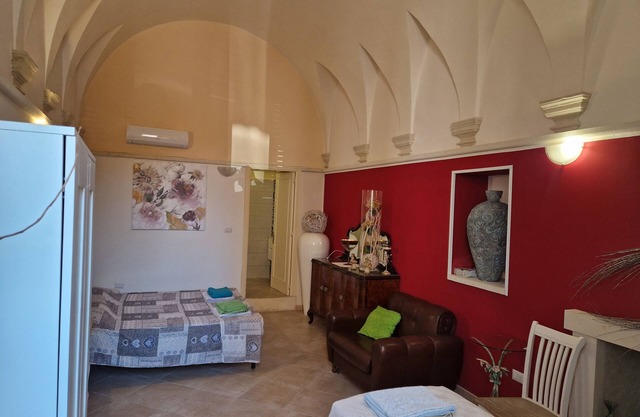 Room 'Ciclamino' with Shared Terrace, Wi-Fi and Air Conditioning