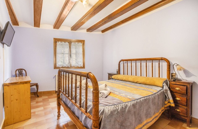 Room 'Double 5' Casa Roca-Sant Martí de Barcedana with Wi-Fi and Air Conditioning.
