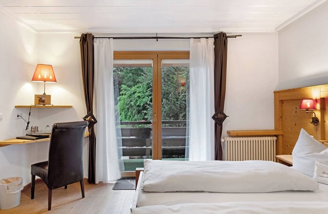 Room 'Doppelzimmer 3' with Mountain View, Balcony and Wi-Fi