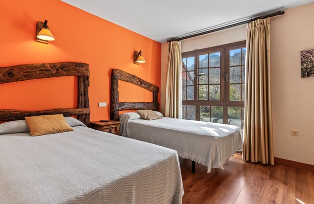 Room 'El Cerezo' with Shared Pool, Shared Garden and Wi-Fi