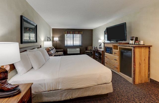 Room for the Crew! Expanded King Bunk Bed Suite, Stoney Creek Des Moines
