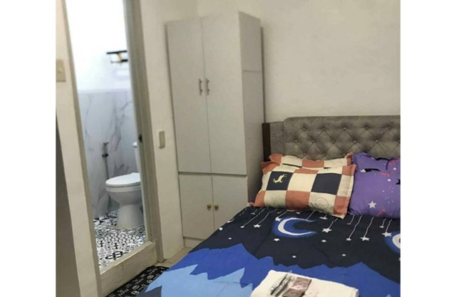 Room for Traveler's 2-bedroom apartment in awesome Quezon City with AC