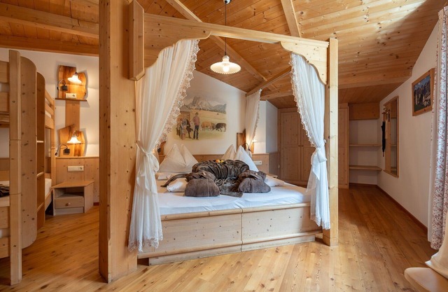Room 'Four-Poster Bed Room' with Shared Terrace, Shared Garden and Wi-Fi