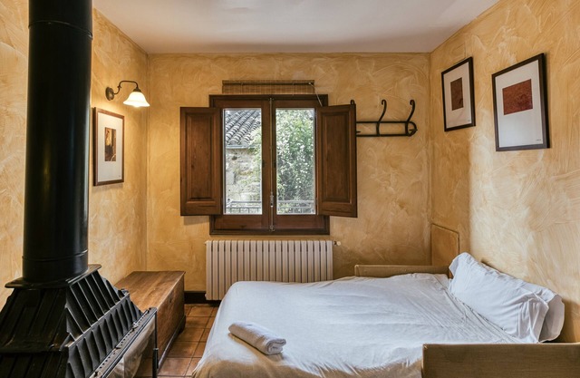 Room 'Garbi' with Shared Pool, Wi-Fi and Air Conditioning