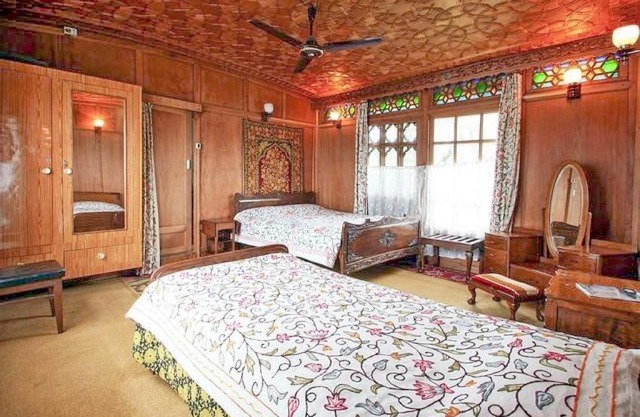 Room in a houseboat on Nigeen Lake, by GuestHouser 4846
