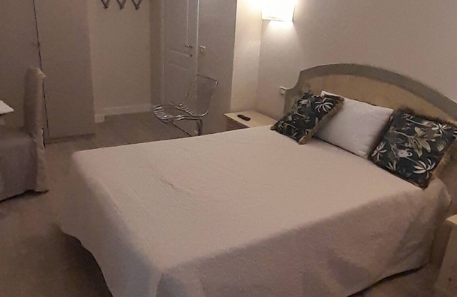 Room in newly renovated apartment with TV wifi coffe and tea