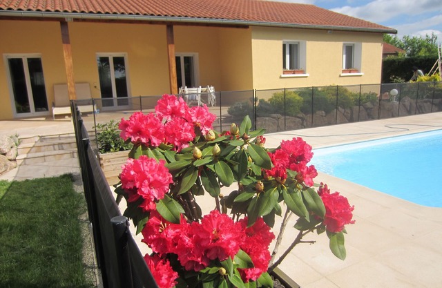 Room in villa with swimming pool West of Lyon