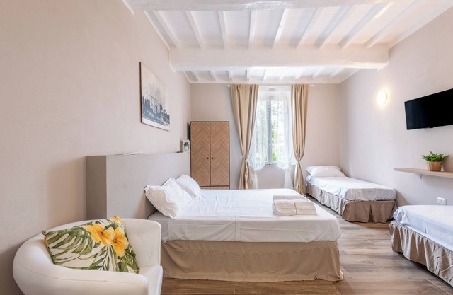 Room 'L'arco Del Pellegrino' with Wi-Fi and Air Conditioning