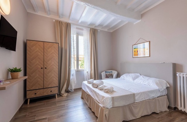Room 'L'arco Del Pellegrino' with Wi-Fi and Air Conditioning