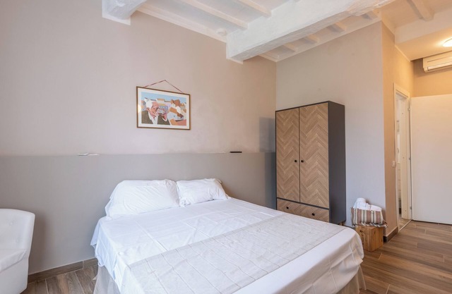 Room 'L'arco Del Pellegrino' with Wi-Fi and Air Conditioning