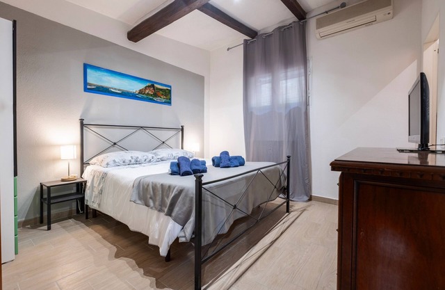 Room 'Libeccio' with Shared Terrace, Wi-Fi and Air Conditioning