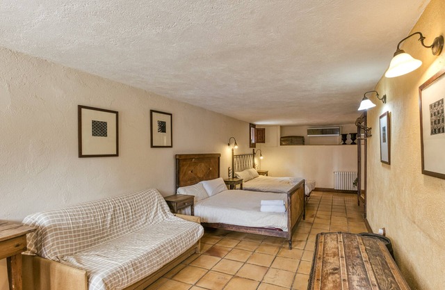 Room 'Llevant' with Shared Pool, Wi-Fi and Air Conditioning