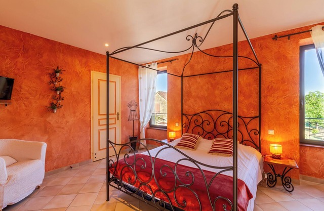 Room Myriam – Oriental Charm and Comfort – Shared Pool