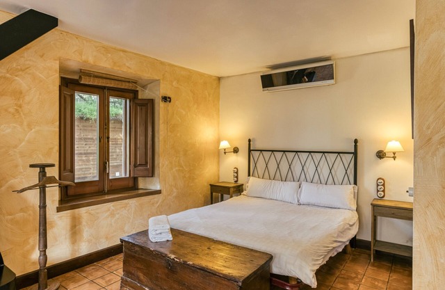 Room 'Ponent' with Shared Pool, Wi-Fi and Air Conditioning